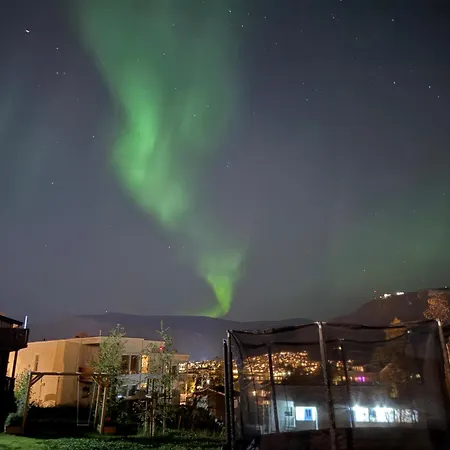 Cozy Aurora View - Entire 3-bedroom Fully Furnished Near Centre Apartment *